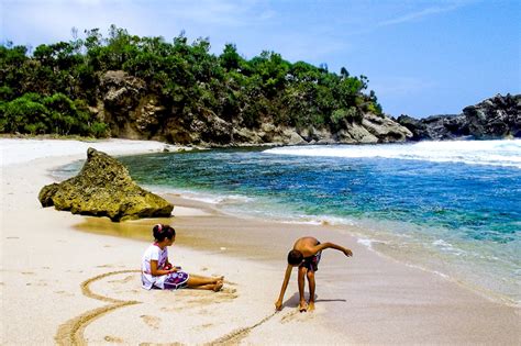 Penelitian jejak kaki dinosaurus terbaru telah terungkap. Wisata : Berkontemplasi di Pantai Jungwok - Retnamudiasih