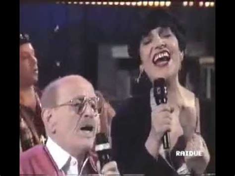 Rem scinne cu 'mme solm nfonno o mare a truva' rem lam chillo ca nun tenimmo acca' rem vieni cu mme solm e accumincia a capi' rem lam comme e' inutile sta' a suffri' rem guarda stu mare solm ca ci infonne e paure rem lam sta cercanne e ce mbara'. Mia Martini Roberto Murolo Enzo Gragnaniello Cu 'mme Testo ...