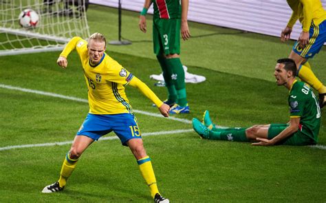 Sverige skall ta ut en trupp till fotbolls em 2021 där vi har samlat sveriges bästa fotbollsspelare. De är Sverige 25 bästa fotbollsspelare | GP