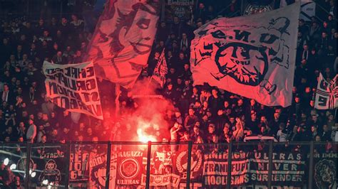 Eintracht Frankfurt Wallpaper Ultras Riesige Blockfahne Der Ultras