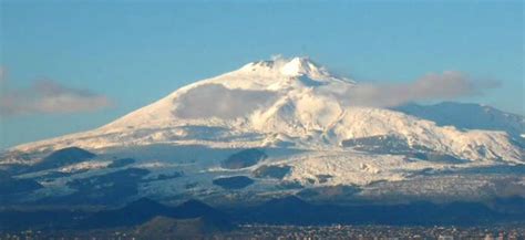 Mount etna is a complex stratovolcano which towers 3340m over the city of catania on the mount etna volcano is a massive volcanic complex with numerous features, testament to its long and varied. L'Etna pourrait déclencher une catastrophe | Déclencher ...