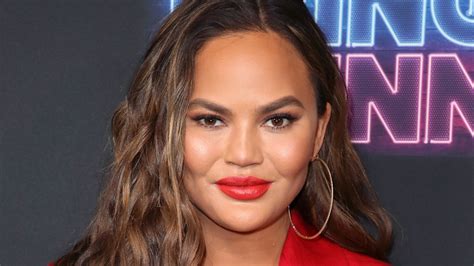 chrissy teigen s blonde highlights makes her hair look so beach ready