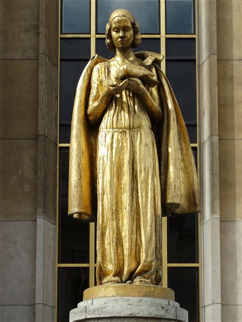 Golden Les Oiseaux statue at Palais de Chaillot in Paris - Page 15