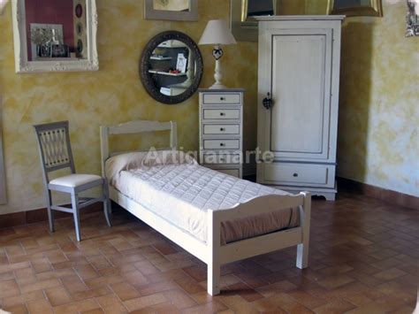 Modelli imbottiti e divani in legno, per un letto accogliente. Letto Singolo Economico