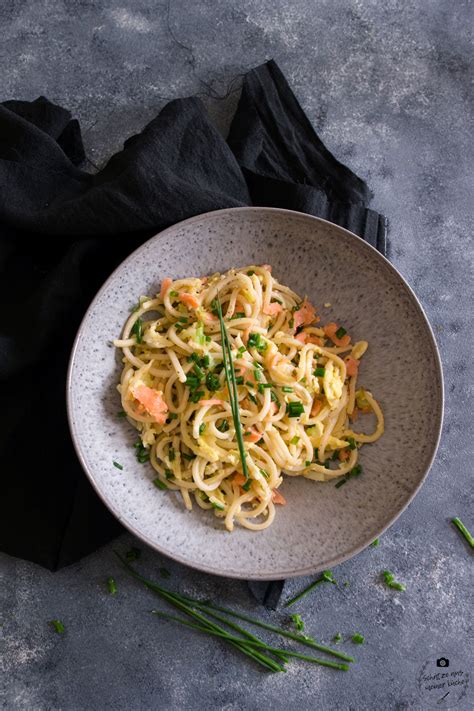 Gebratene Spaghetti mit Lachs