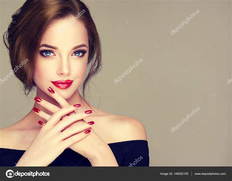 Hermosa Mujer Con Maquillaje De Moda Fotografía De Stock © Sofia