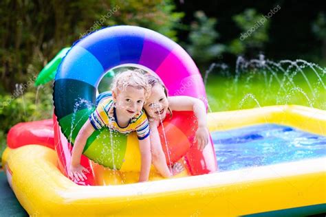 Crianças Brincando Na Piscina Do Jardim Fotos Imagens De © Famveldman