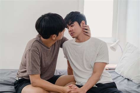 Asian Gay Couple Kissing On Bed At Home Young Asian Lgbtq Men H Pansci 泛科學