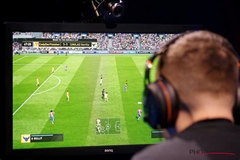 Een zoon en samen met youri mulder verzorgt hij het commentaar bij fifa football, een computerspel. Sierd de Vos en Jeroen Grueter becommentariëren FIFA20 ...