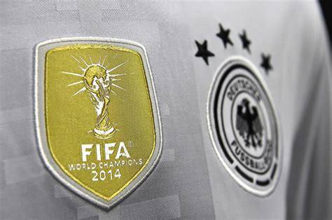 Die nordmazedonien trikots für die em 2021 kommen wahrscheinlich vom deutschen sportartikelhersteller jako. FIFA Badge und das DFB Logo auf dem neuen Deutschland ...