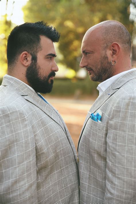 Contenuti dell'articolo 3 come vestirsi ad un matrimonio in spiaggia? Come vestirsi per un matrimonio estivo: l'abito su misura ...