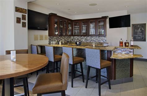 Yes, it conveniently offers a business centre. Hilton Garden Inn Santa Rosa, CA - See Discounts