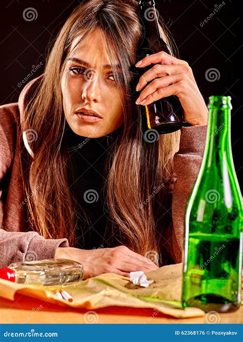 Betrunkenes Mädchen Das Flasche Wodka Hält Stockfoto Bild von leute betrunken