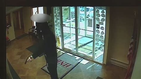 Video Shows Bank Customer Tackle Armed Robber Abc7 Chicago