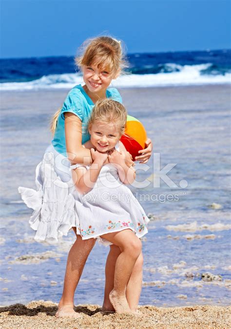 Kinder Spielen Am Strand Stockfoto Lizenzfrei Freeimages