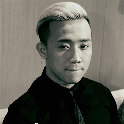 Trấn thành, tên khai sinh huỳnh trấn thành (sinh ngày 5 tháng 2, năm 1987) là một người dẫn chương trình, diễn viên hài,diễn viên điện ảnh và diễn viên lồng trấn thành từng đoạt giải 3 cuộc thi người dẫn chương trình truyền hình năm 2006. Facebook sao 6/2: Trấn Thành 'thề' yêu thật Hari Won-Phim