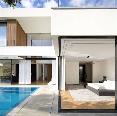 +251 904 25 25 25 / +251118. L-shaped House Completely Open To The Pool - InteriorZine