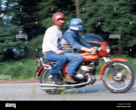 70er jahre menschen straßenverkehr verkehrssicherheit jugend zwei junge männer sitzen auf