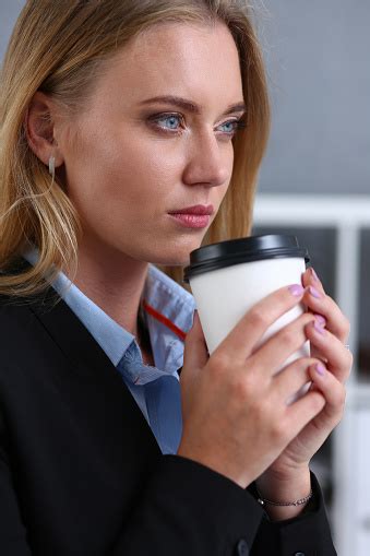 비즈니스 여자 마시는 커피 종이에서 웃 고 가리기에 대한 스톡 사진 및 기타 이미지 가리기 검은색 경영자 Istock