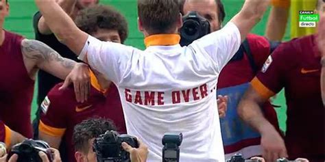 Lazio e roma sono in zona derby. Lazio-Roma, la maglietta-sfottò di Totti : "Stai sempre a ...