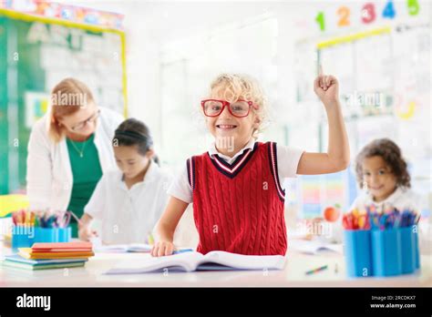 Los Niños Vuelven A La Escuela Grupo Interracial De Niños De Edad Mixta En El Aula Los