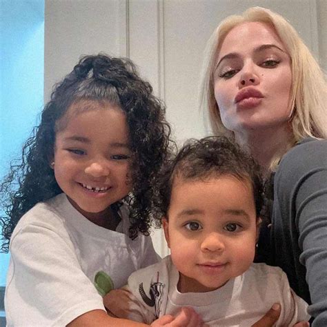 khloe kardashian apresentou um novo retrato de família com os filhos true e tatum tudo em