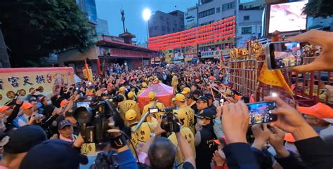 白沙屯媽祖「三媽會」終了！從鎮瀾宮再度起駕 萬人送別畫面超震撼