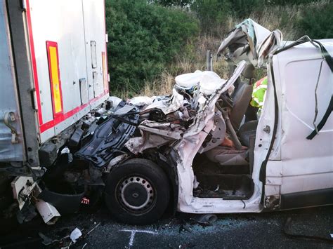 Horror Unfall Bei Peine Drei Tote Bei Lkw Crash Auf Der A2 Strecke