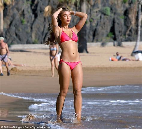Amy Willerton Strips Off To Reveal Stunning Beach Body Daily Mail Online
