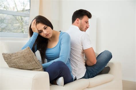8 Things You Notice When A Woman Loses Interest In A Man