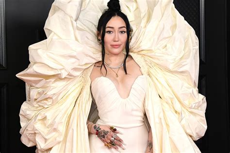 noah cyrus and her naked brows are having a moment