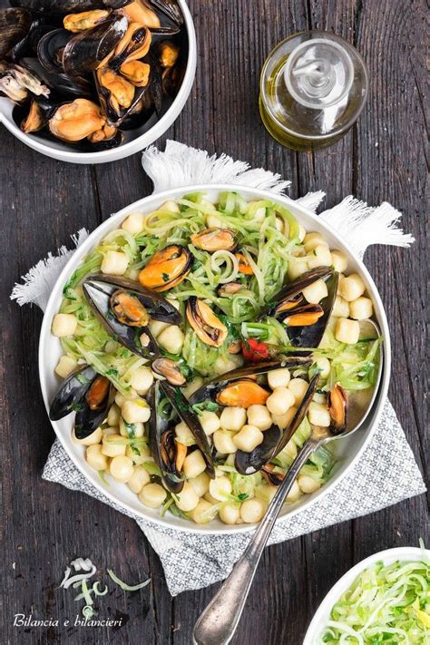Per la ricetta delle patate, puntarelle e calamari, lessate la patata, sbucciatela e tagliatela a tocchi; Gnocchetti di patate con cozze e puntarelle alla chlorella ...
