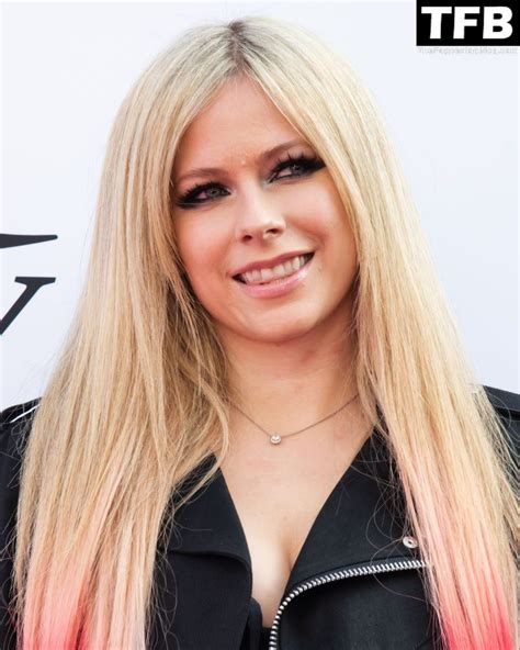 Avril Lavigne Flaunts Her Sexy Boobs At Varietys 2021 Music Hitmakers