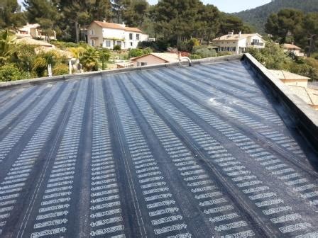 Chantier d'isolation du toit-terrasse d'une maison bioclimatique | Isonat