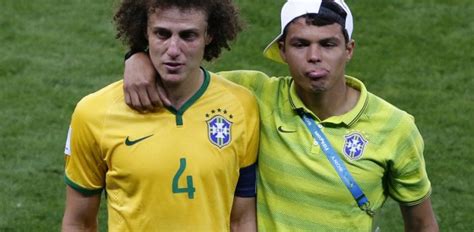 Born 22 september 1984), commonly known as thiago silva, is a brazilian professional footballer who plays as a central defender for premier league club chelsea and captains the brazil national team. Que font Thiago Silva et David Luiz dans l'équipe-type