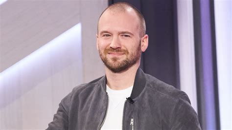 Watch The Kelly Clarkson Show Official Website Highlight Sean Evans Says Hot Ones Celeb
