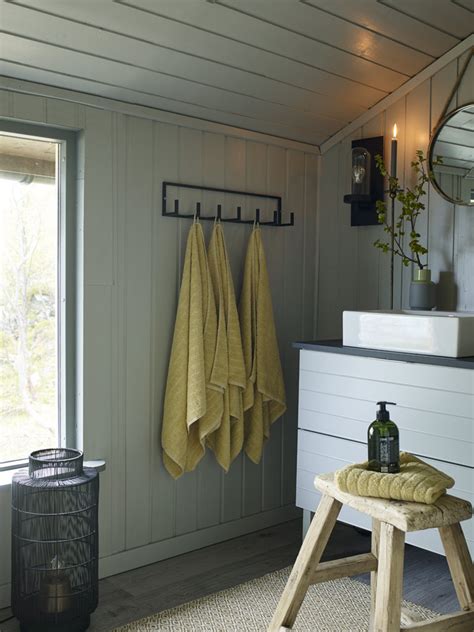 Hadde jeg hatt større bad, ville jeg spandert på meg en kurv i fil de fer til å ha doruller i! Hytte i nord med friske farger - Lady Inspirasjonsblogg