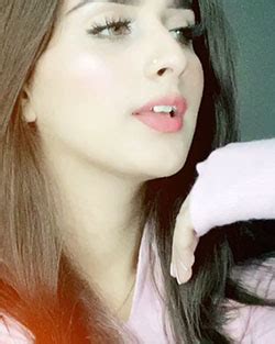 Alishbah Anjum Black Hair Color Face Makeup Ideas Natural Glossy Lips