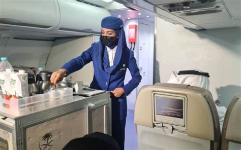 مضيفة طيران سعودية تفاجئ الجميع و تكشف ما الذي تفعله المضيفات عندما ينام المسافرون؟