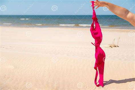 Jonge Vrouw Die Haar Bh Op Het Strand Weghaalt Concept Van Zonnebaden