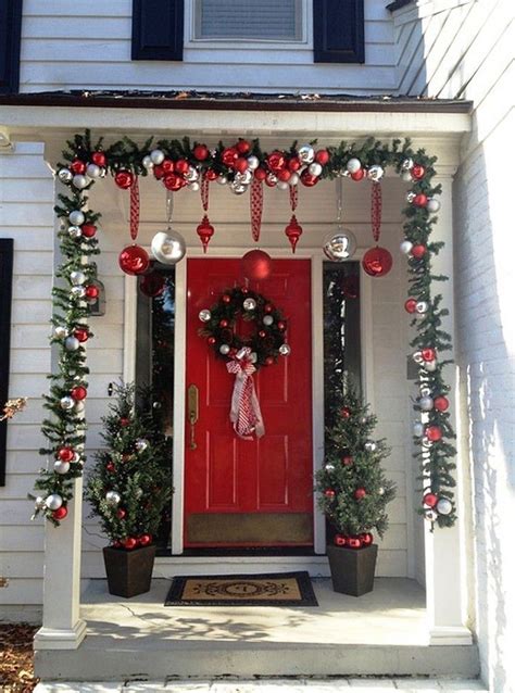 20 Comfy Christmas Front Porch Decor Ideas To Looks More Elegant
