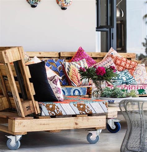 Sofás modernos tapizados en tela o piel. Sofá de madeira: 75 modelos incríveis para transformar sua casa