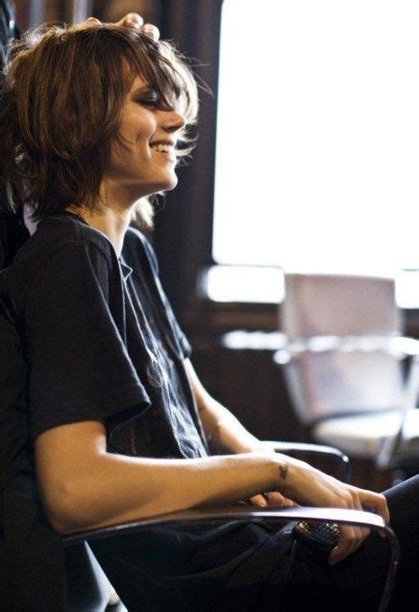 Some haircuts never go out of style and the curly side part is one of them. 25+ Best Looking For Medium Androgynous Tomboy Haircuts ...