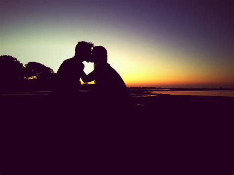 Silhouette Of Man And Woman Kissing During Sunset Hd Wallpaper