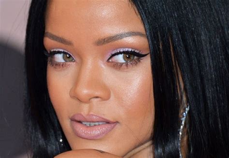 Rihannas Latest Makeup Look Will Give You Major 90s Flashbacks Rihanna Makeup Looks Dark