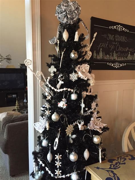Our Favorite Black Christmas Tree Decorating Ideas You Should Try This Year Newspaper Cat