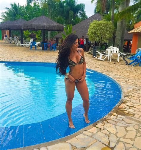 aline riscado posa sensual à beira da piscina e mostra corpo em forma 180graus o maior