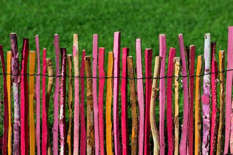 Que vous préfériez le bois, le verre, les matériaux composites, le métal ou même le plastique, nous vous fournissons la clôture. Barrière de jardin : 10 styles pour délimiter votre jardin ...
