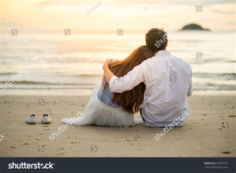 Foto Stock A Tema Couple Watching Sunset Beach Romantic Scene Modifica