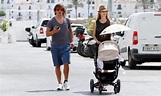 Carles Puyol y Vanesa Lorenzo, felices junto a su hija Manuela - Chic